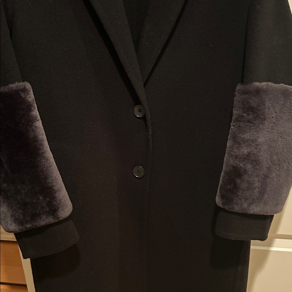 Gorgeous Vince Black Coat with Lamb shearling on sleeves - new Without tags. - Picture 4 of 8